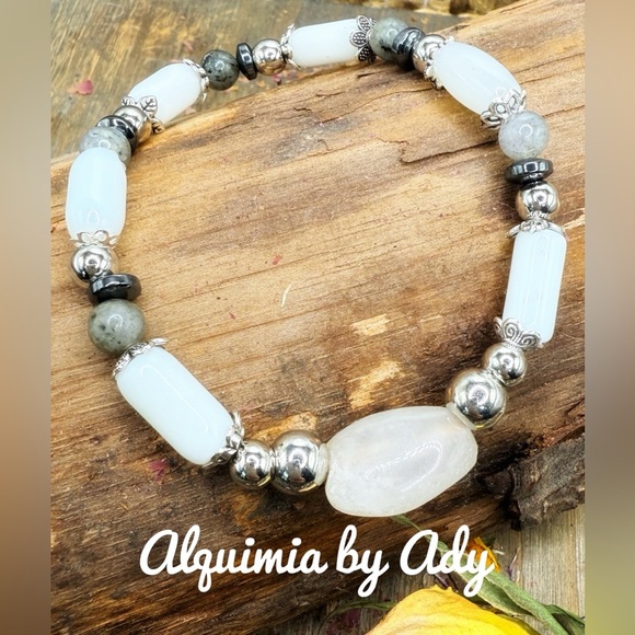 Charms adorned beaded bracelet white jade and labradorite - Picture 1 of 2